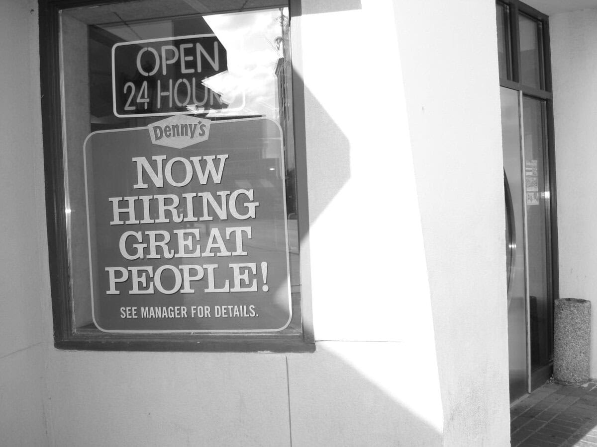 Über Open Hiring werden Bewerber:innen ganz ohne Lebenslauf, Bewerbungsschreiben und Gespräche eingestellt. Einzige Voraussetzung: Sie können, dürfen und wollen arbeiten. Wie und wo das Konzept schon funktioniert und welche Vorteile es bringt.