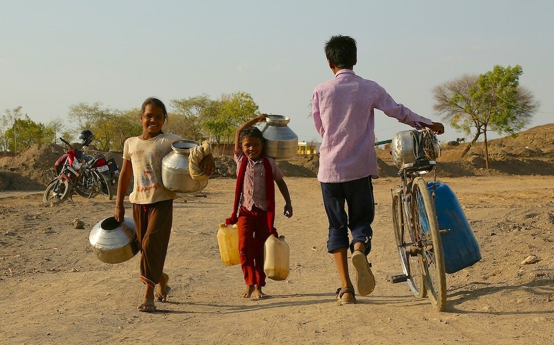 Trinkwasser für 100 Millionen Haushalte, Vernichtungsverbot für unverkaufte Kleidung, gratis Kino gegen Hitze