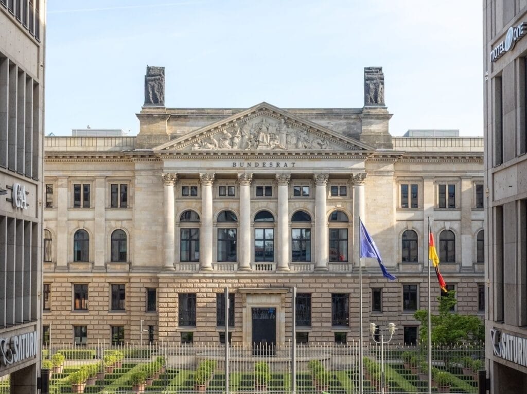 Der Bundesrat will „Nur Ja heißt Ja“ im Sexualstrafrecht verankern. Das könnte den Opferschutz vieler Betroffener stärken und Schutzlücken schließen.
