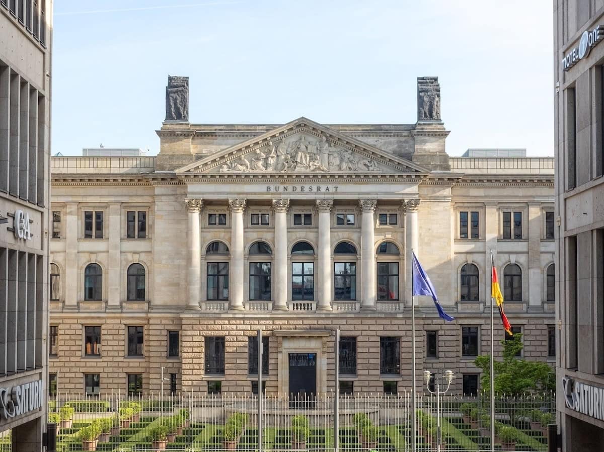 Der Bundesrat will „Nur Ja heißt Ja“ im Sexualstrafrecht verankern. Das könnte den Opferschutz vieler Betroffener stärken und Schutzlücken schließen.