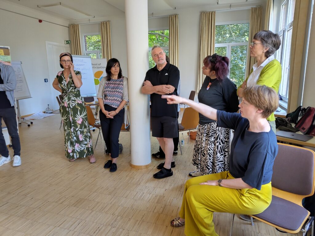  In der School of Participation lernen die Teilnehmenden Moderieren an Hand von Fallbeispielen und praktischen Übungen.
