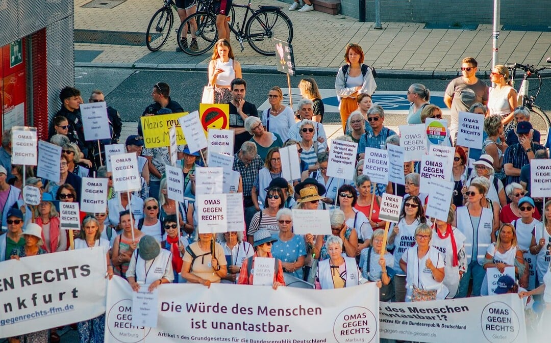 Bündnis für Opfer rechtsextremer Angriffe, fliegendes Windkraftwerk, Solarenergie beflügelt kurdische Dörfer