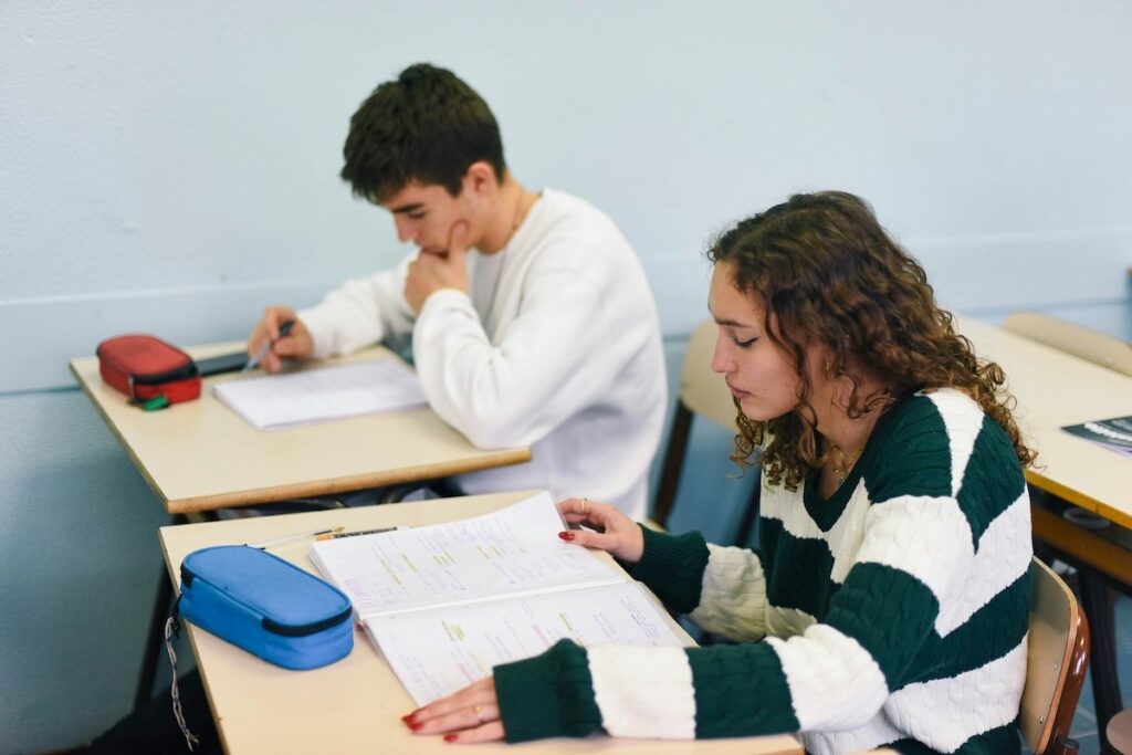 Schuelerin und Schueler