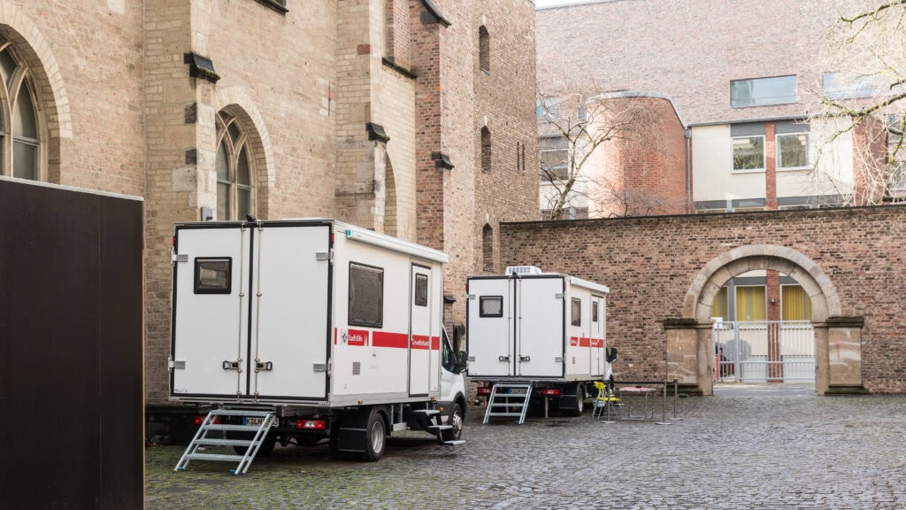 Seit der Entkriminalisierung von Drogenkonsum und -besitz für den Eigenbedarf vor 25 Jahren sind die Zahlen der Drogentoten deutlich gesunken. Hinter dem Erfolg steht ein Ansatz, der als Modell für andere Länder dienen kann: Hilfe statt Bestrafung.