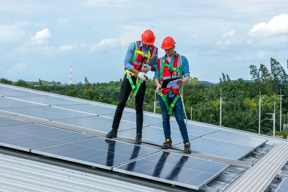 Solarenergie Installation Maenner auf Dach