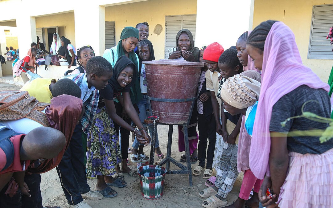 Sauberes Wasser erleichtert Kindern in Mali den Schulalltag
